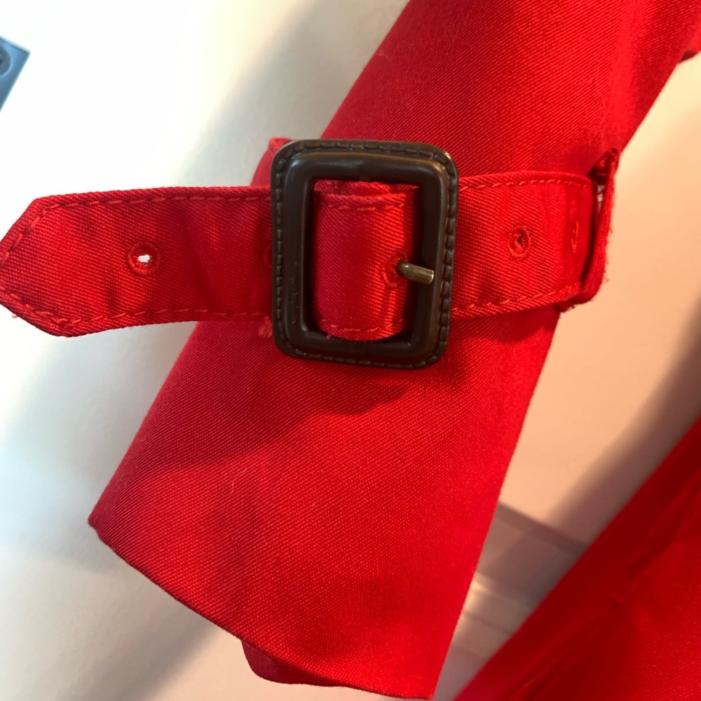 Red Raincoat - Picture 5 of 5